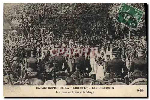 Ansichtskarte AK Bateau Guerre Catastrophe du Cuirasse Liberte Les obseques L&#39eveque de Frejus et le clerge