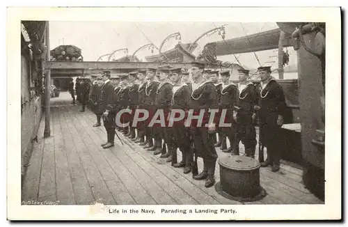Ansichtskarte AK Bateau Guerre Life in the Navy Parading a landing party