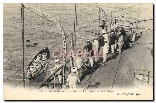 Cartes postales Bateau Guerre Un homme a la mer Le canot de sauvetage