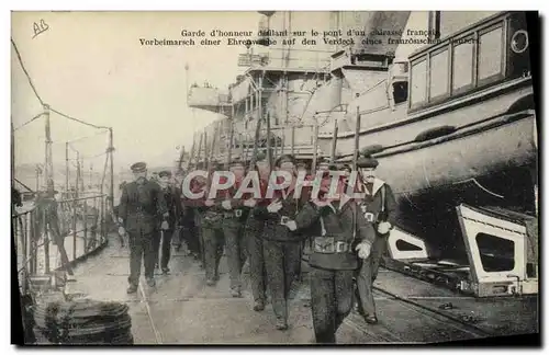 Cartes postales Bateau Guerre Garde d&#39honneur defilant sur le pont d&#39un cuirasse francais