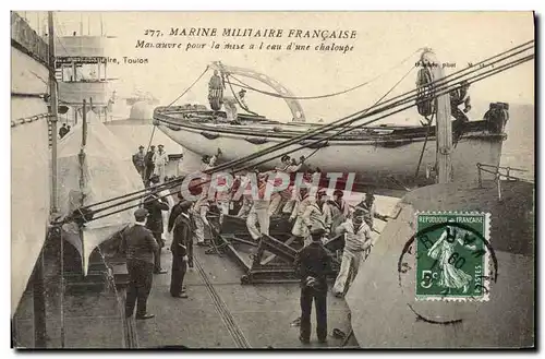 Ansichtskarte AK Bateau Guerre Manoeuvre pour la mise a l&#39eau d&#39une chaloupe