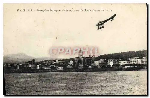 Cartes postales Avion Aviation Monoplan Nieuport evoluant dans la rade devant la ville