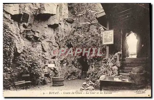 Cartes postales Royat Grotte du chien La cour et les entrees