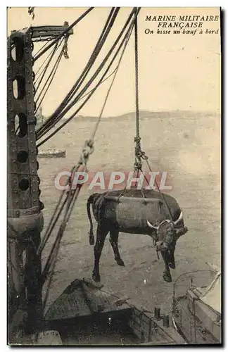 Cartes postales Bateau de guerre On hisse un boeuf a bord