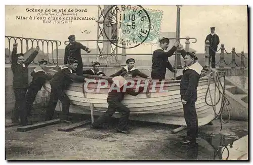 Cartes postales Bateau de guerre Mise a l'eau d'une embarcation