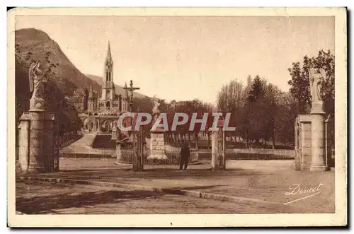 Cartes postales Lourdes Entree de L&#39Esplanade et la Basilique