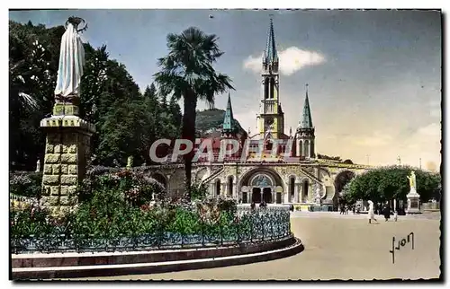 Cartes postales moderne Lourdes La Basilique Et La Vierge de l&#39esplanade