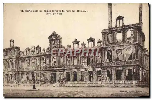 Cartes postales Reims Dans Les Ruines Apres La Retraite Des Allemands Hotel de ville Militaria