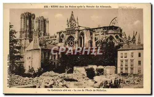 Cartes postales Reims Dans les Ruines Apres la Retraite des Allemands La cathedrale La rue de l&#39Ecole de Mede