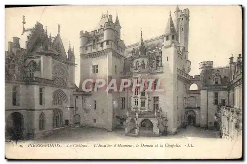 Cartes postales Pierrefonds Le Chateau L&#39escalier d&#39honneur Le donjon et la chapelle