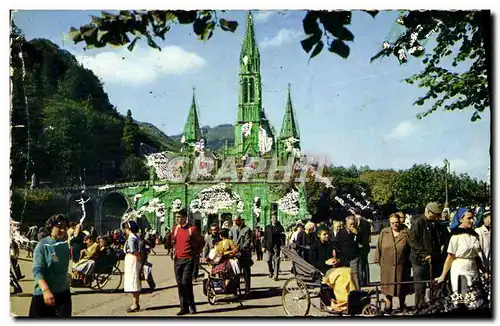 Cartes postales moderne Lourdes Les malades Reviennent de la Grotte