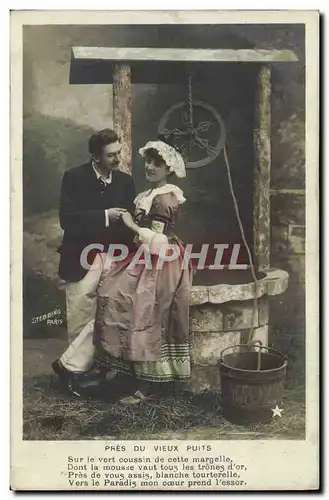 Cartes postales Fantaisie Femme Pres du vieux puits