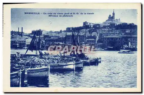 Ansichtskarte AK Marseille Un Coin Du Vieux Port Et ND de la Garde Bateaux de pecheurs