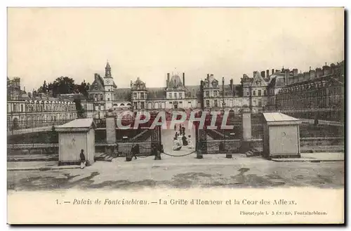 Ansichtskarte AK Palais de Fontainebleau La Grille d&#39Honneur et la Cour des Adieux