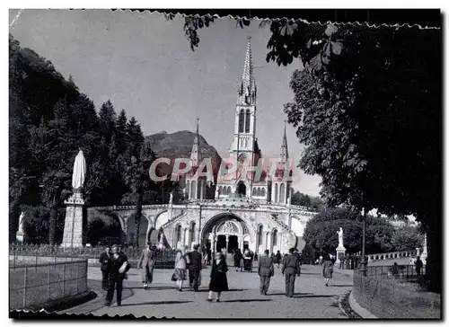 Cartes postales Lourdes La Basilique et le Parvis