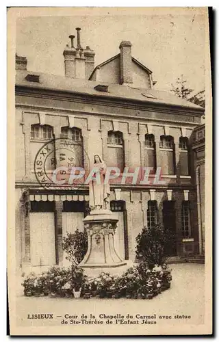 Ansichtskarte AK Lisieux Cour De La Chapelle Du Carmel Avec Statue de Ste Therese de l&#39Enfant Jesus