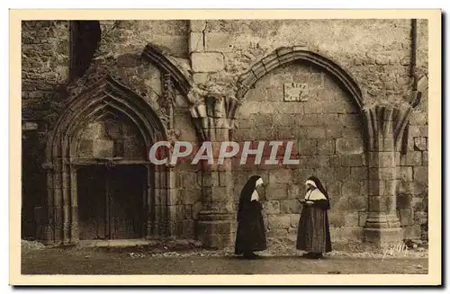 Cartes postales Dol De Bretagne L&#39Abbaye Porte du 15eme dans le cloitre religieuses