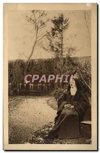 Cartes postales Therese De I'Enfant Jesus Dans Le Jardin Du Monastere Lisieux