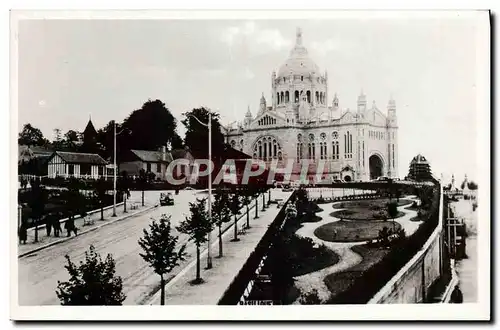 Cartes postales moderne Lisieux L'Avenue De La Basilique et la basilique