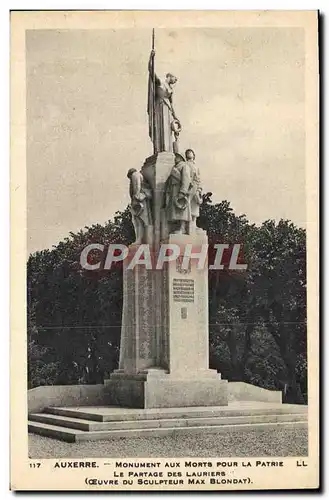 Ansichtskarte AK Auxerre Monument Aux Morts Pour La Patrie Le partage des lauriers Militaria