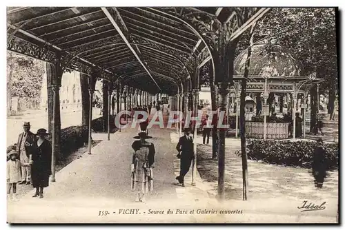 Cartes postales Vichy Source du Parc et Galeries couvertes