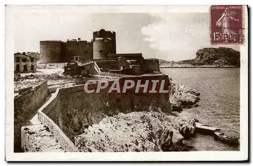 Cartes postales Marseille Le Chateau d&#39If Une vue generale du donjon au loin les iles de Frioul