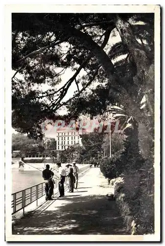 Cartes postales moderne Beaulieu La Promenade Du Bord De Mer Peche Pecheur