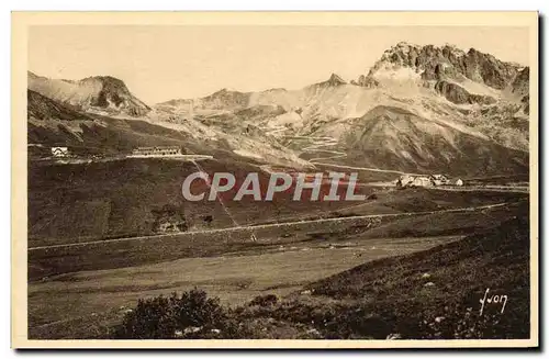 Cartes postales Col du Lautaret La route en lacets vers le col du Galibier A droite massif du Grand Galibier
