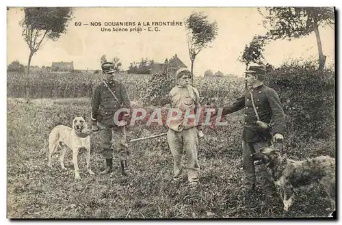 Ansichtskarte AK Douanes Nos Douaniers a la frontiere Une bonne prise Chien Chiens