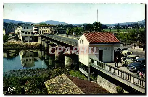 Cartes postales moderne Douanes Douaniers Hendaye Le pont international