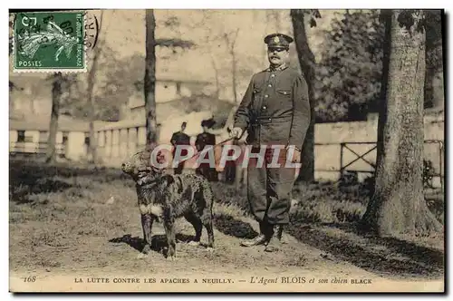 Cartes postales La lutte contre les Apaches a Neuilly L&#39agent Blois et son chien Black Police Policier