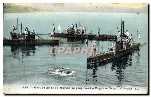 Cartes postales Bateau Groupe de Sous marins se preparant a l&#39appareillage