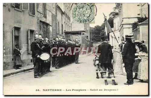 Ansichtskarte AK Sapeurs Pompiers Nanterre Les pompiers Salut au drapeau !