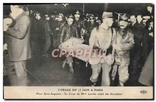 Cartes postales Sapeurs Pompiers L&#39orage du 15 juin a Paris Place Saint Augustin Le corps de Mme Lavolte reti