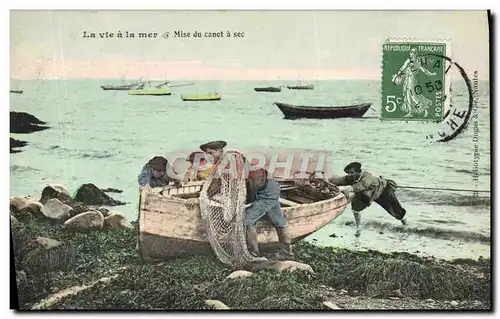 Cartes postales La vie a la mer Mise du canot a sec