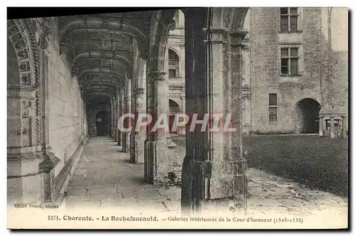 Ansichtskarte AK La Rochefoucauld Galeries interieures de la cour d&#39honneur