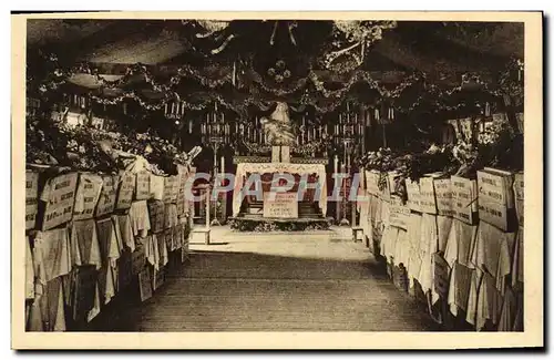 Ansichtskarte AK Douaumont Ossuaire provisoire Interieur de la chapelle Militaria