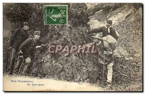 Cartes postales Douanes Nos douaniers Un guet apens