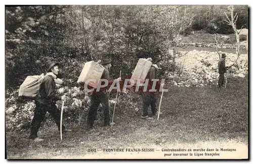 Cartes postales Douanes Frontiere Franco suisse Contrebandiers en marche dans la montagne pour traverser la lign