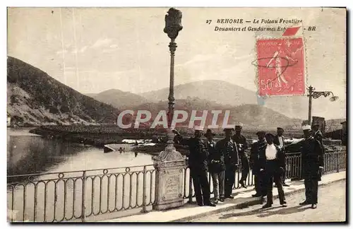 Cartes postales Douanes Behobie Le poteau frontiere Douaniers et gendarmes espagnols