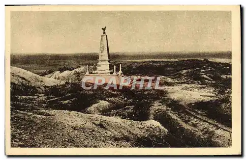 Ansichtskarte AK Les Eparges Monument Eleve Au Sommet De I&#39Eperon Militaria