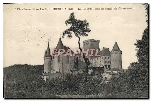 Ansichtskarte AK Charente La Rochefoucauld Le Chateau Sur La Route De Chasseneuil