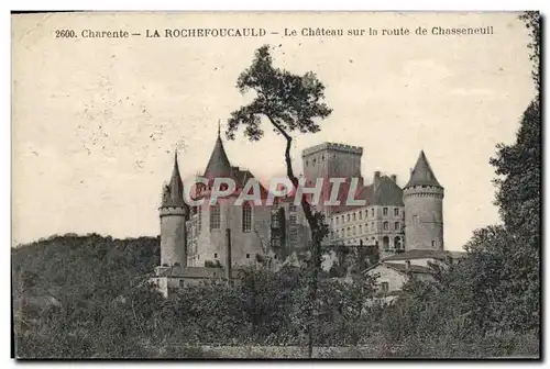 Cartes postales Charente La Rochefoucauld Le Chateau Sur La Route De Chasseneuil