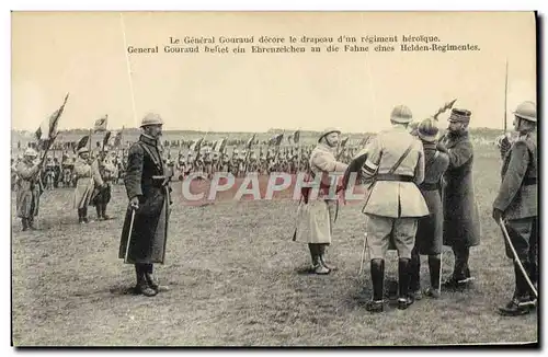 Ansichtskarte AK Militaria Le general Gouraud decore le drapeau d&#39un regiment heroique