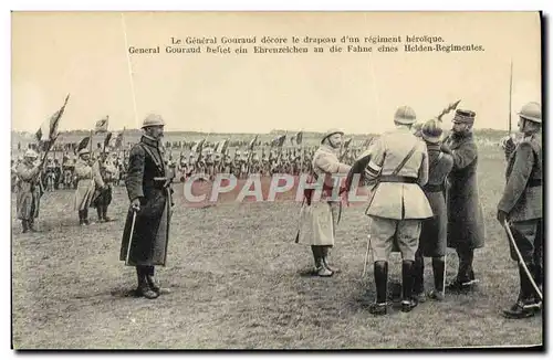 Cartes postales Militaria Le general Gouraud decore le drapeau d&#39un regiment heroique