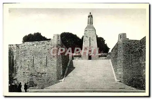 Cartes postales Monument a la victoire et aux soldats de Verdun Militaria