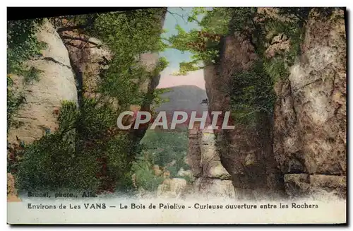 Cartes postales Environs de Les Vans Le Bois de Paiolive Curieuse ouverture entre les rochers