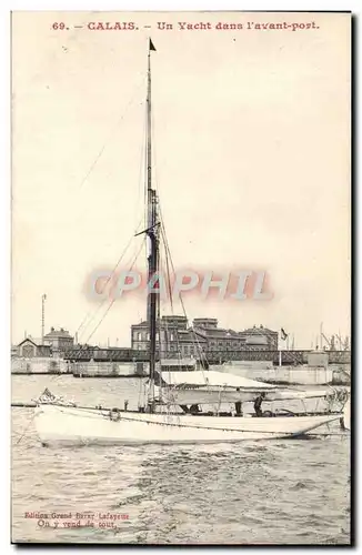 Cartes postales Bateau Voilier Calais Un Yacht dans l&#39avant port