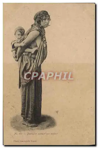 Cartes postales Beaute orientale Bedouine portant son enfant