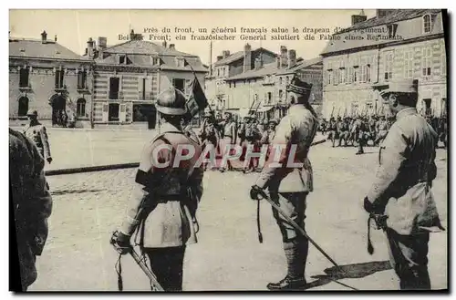 Ansichtskarte AK Militaria Un general salue le drapeau d&#39un regiment